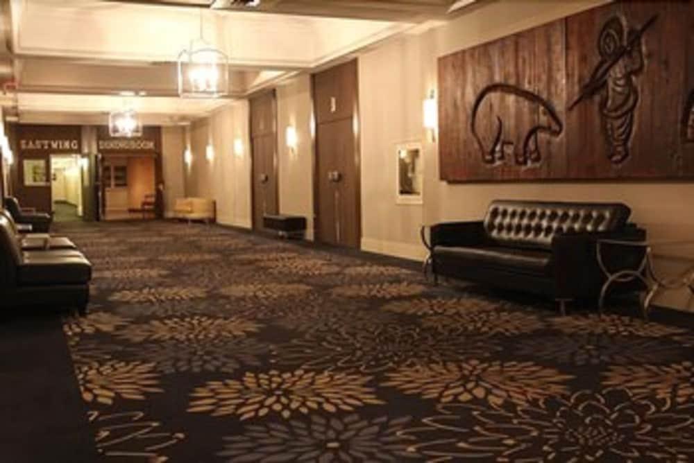 The Senator Hotel & Conference Center Timmins Exteriör bild